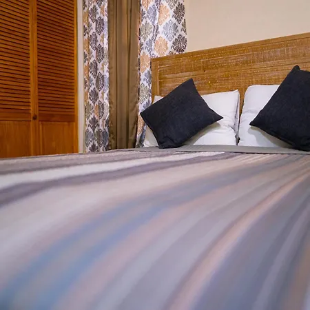 Connie'S Comfort Suites